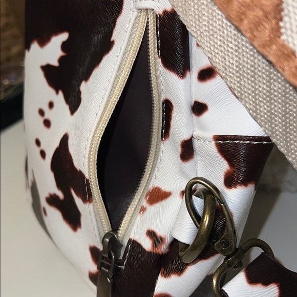 Cow Western Crossbody Bag Purse Brown White Zipper Pockets Adjustable Strap NWOT - Picture 3 of 5